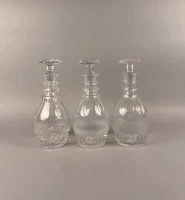 Suite de trois carafes couvertes en cristal taillé. - Photo 1