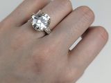 la main d'une femme, avec une bague en diamant au doigt