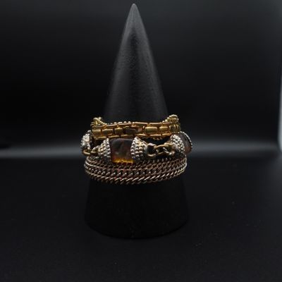 un gros plan d'une bague posée sur une surface noire, avec un cône