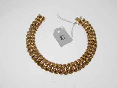gros plan d'un bracelet en or portant une étiquette de prix