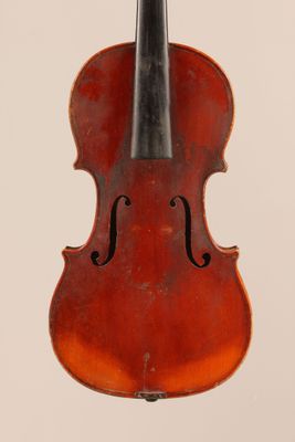 un vieux violon avec un archet accroché à son dos