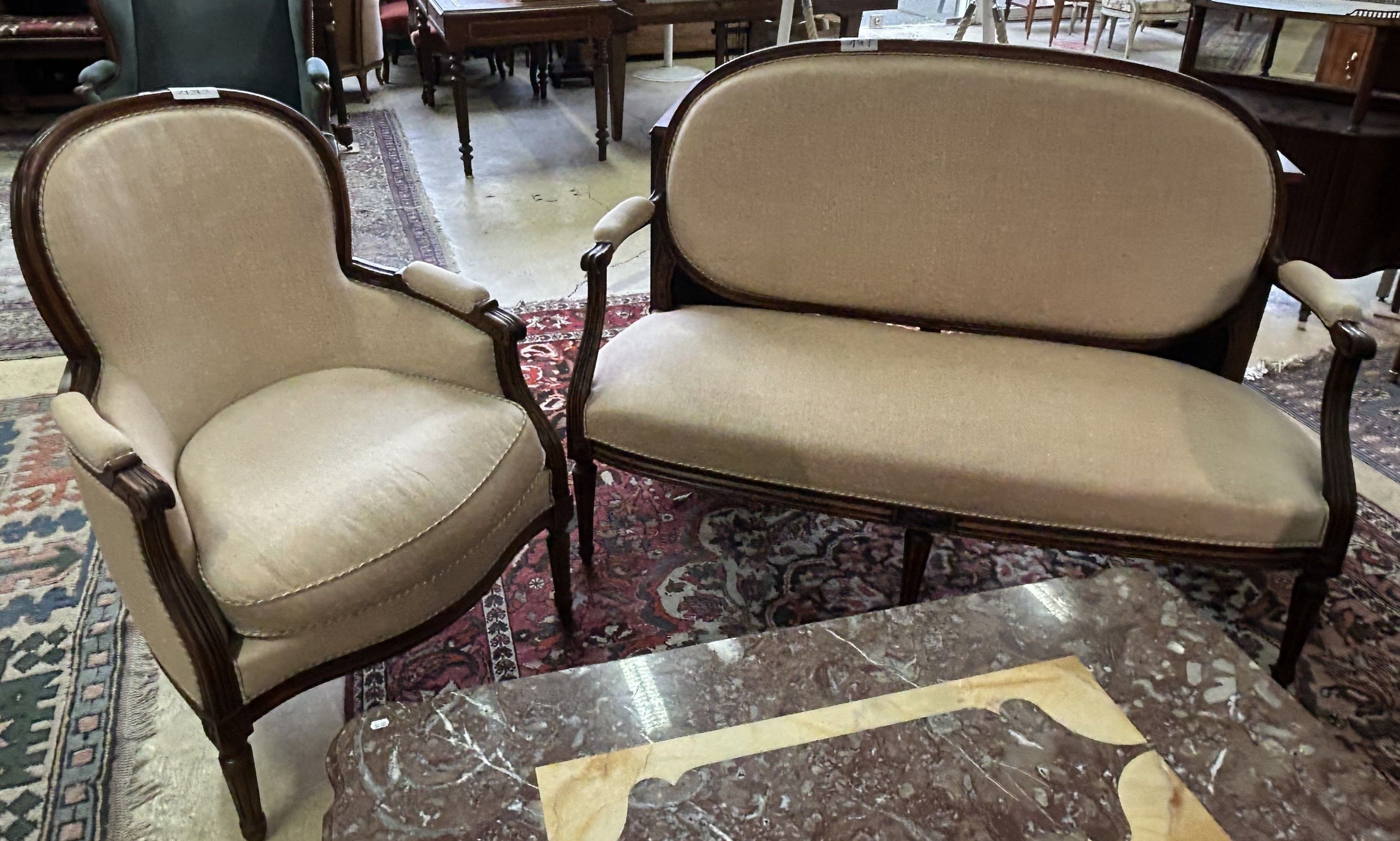 CANAPE et BERGERE cabriolet en bois naturel, les pieds fusel…