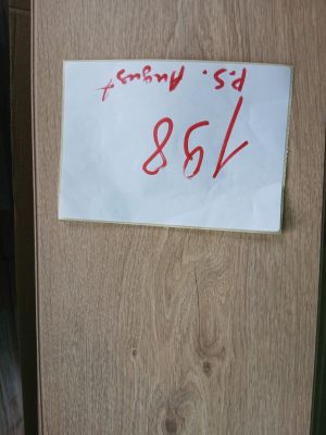une affiche sur la porte d'un immeuble indiquant « aujourd'hui, le 3 »