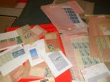 une pile de courrier posée sur une table à côté d'une paire de ciseaux