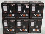 quatre cartons de téléphones portables sont empilés les uns sur les autres