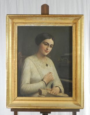 tableau représentant une femme en robe blanche assise sur une chaise