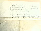 une feuille de papier sur laquelle il y a quelque chose d'écrit, avec une paire de ciseaux posée dessus