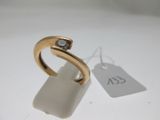 l'image d'une bague en or ornée d'un diamant