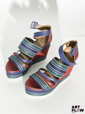 une image représentant une paire de chaussures colorées posées sur une surface blanche
