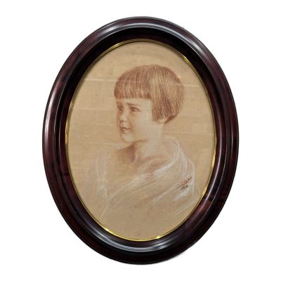 portrait d'un jeune garçon dans un cadre marron sur fond blanc