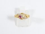 une image représentant une bague en or sertie d'un rubis et d'une topaze blanche