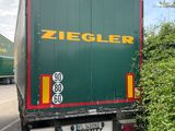 un camion garé sur le côté de la route