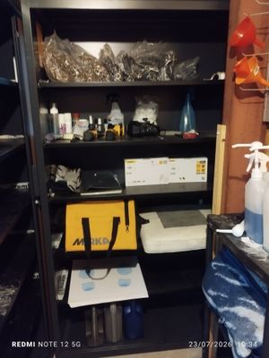 une pièce avec beaucoup d'objets sur les étagères