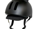 un casque noir muni d'oreilles, sur fond blanc