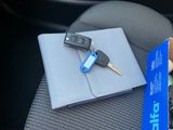 une clé de voiture et un livre posés sur le siège d'une voiture