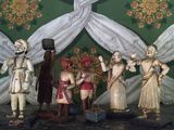 cinq figurines représentant des personnes debout devant un mur vert et blanc