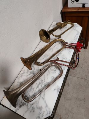 une table sur laquelle sont posés tout un tas d'instruments de musique