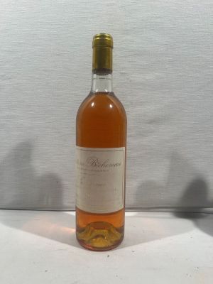 une bouteille de vin posée sur une table