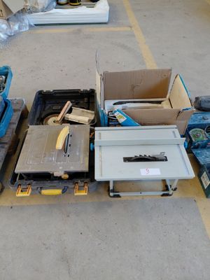 de nombreux cartons d'équipements électroniques posés sur le sol
