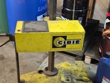 une machine posée à même le sol dans un garage