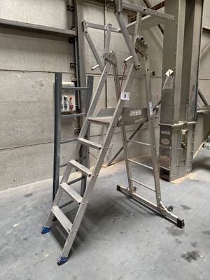 une échelle posée au milieu d'une pièce