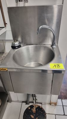 Lave-mains SOFINOR en inox à commande fémorale