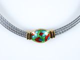 un collier composé d'une perle en verre multicolore montée sur un fil d'argent