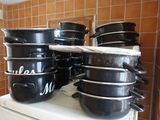 des casseroles et des poêles empilées les unes sur les autres dans une cuisine