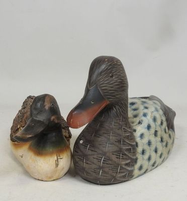 deux canards assis l'un à côté de l'autre sur une surface blanche