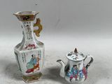 deux petits vases posés l'un à côté de l'autre sur une table