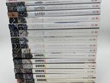 une pile de DVD empilés les uns sur les autres sur une table