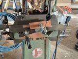 une machine posée sur une table dans une pièce