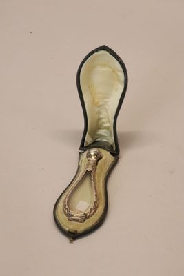 une paire de chaussures posée sur une table
