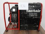 une petite machine noire et rouge posée sur une table en bois