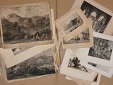 tout un tas de vieilles photos rassemblées sur la table