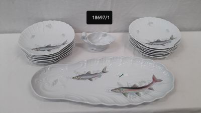 beaucoup d'assiettes et de bols sur une table