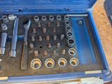 une boîte à outils bleue avec des outils sur une table
