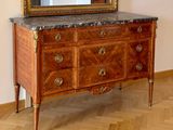 une commode surmontée d'un miroir dans une pièce