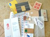de nombreux types de timbres et d'enveloppes disposés sur une table