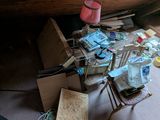 un tas de bric-à-brac par terre, à côté d'un bateau