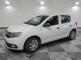 la petite voiture blanche est garée dans une grande pièce