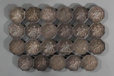 une photo montrant un tas de pièces d'argent accrochées au mur