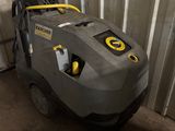 l'image d'une machine installée dans un garage
