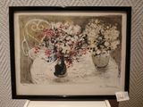 une peinture de fleurs dans un vase sur une table