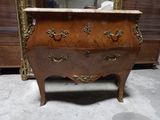 une commode avec un plateau en marbre et un miroir derrière