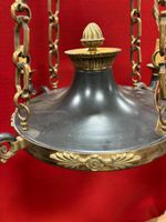 Lustre à quatre lumières en bronze doré et tôle laquée, orné… (photo 3)