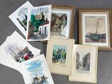 beaucoup de tableaux posés par terre