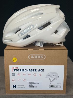 une image représentant un casque blanc posé sur une boîte en carton