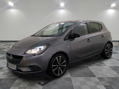 la photo d'une voiture grise garée sur un sol en damier