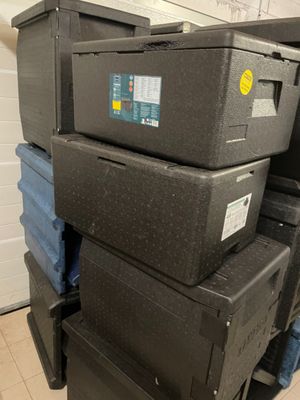 de nombreuses boîtes empilées dans une pièce